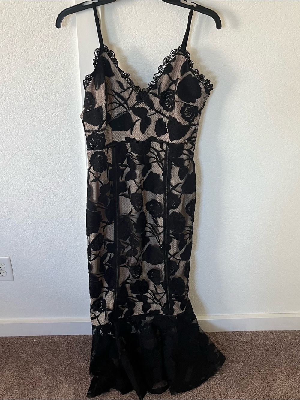 Lulu's Women's Medium Lace Midi Dress.